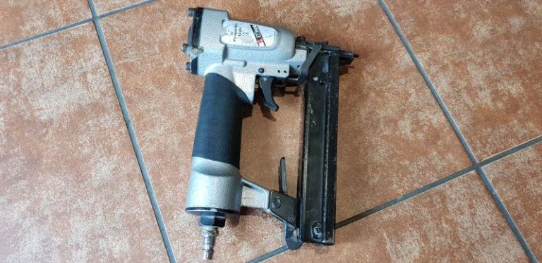 zszywacz-pneumatyczny-tools-od-loombard-maksymalna-dlugosc-zszywek-25