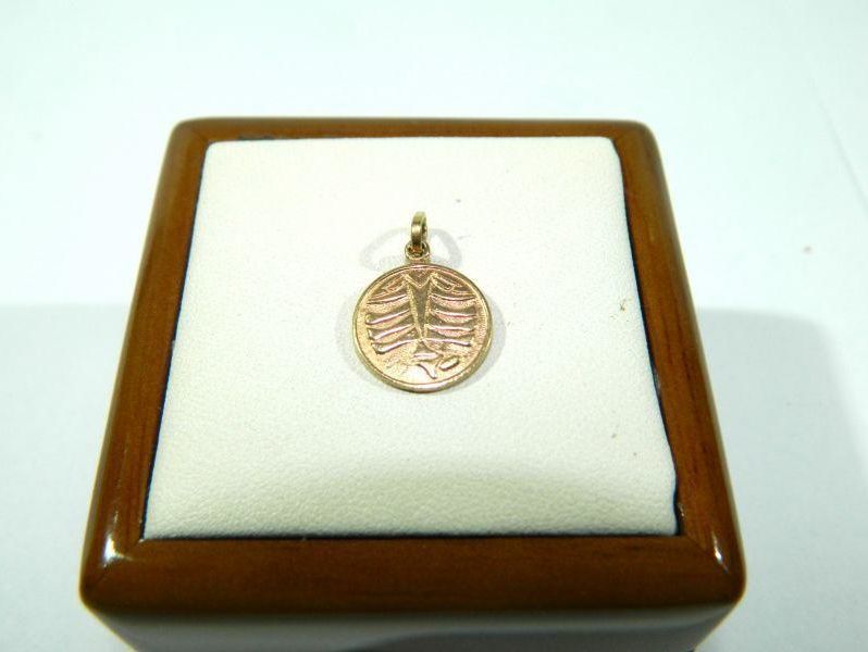 zlota-okragla-zawieszka-z-pieknym-motywem-p585-marka-inna-marka