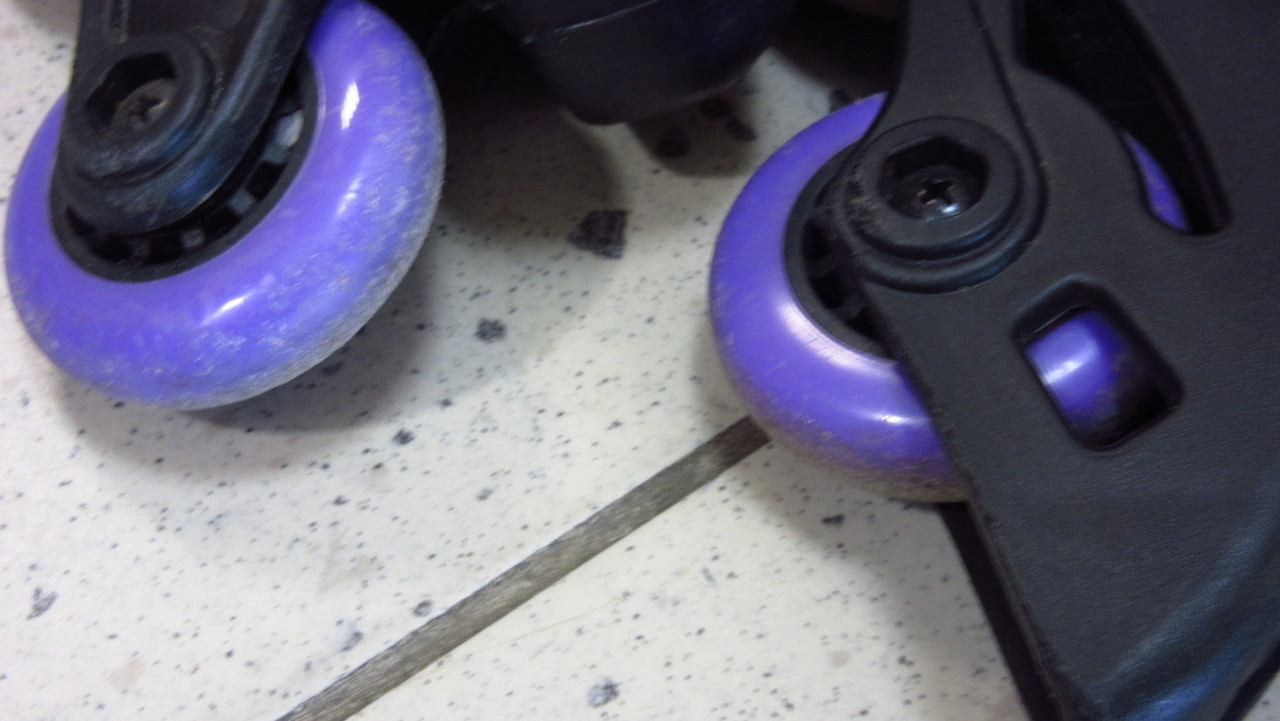 rolki-czarno-fioletowe-rozmiar-39-stan-uzywany