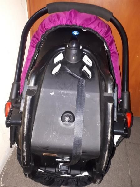 fotelik-samochdoowy-do-10kg-fioletowy-mocowanie-fotelika-wzgledem-kierunku-jazdy-przodem-do-kierunku-jazdy