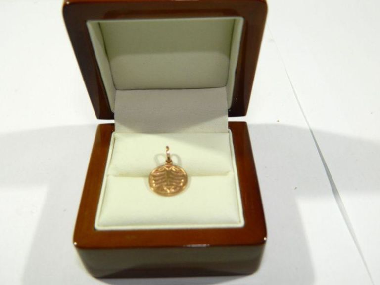 zlota-okragla-zawieszka-z-pieknym-motywem-p585-kolbego-11-jaworzno