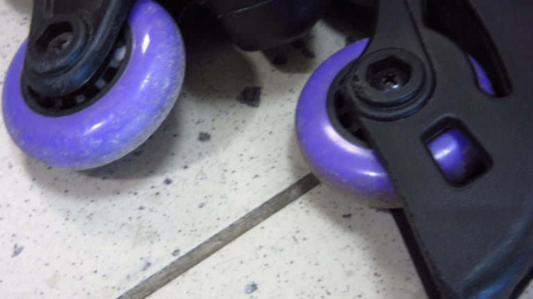 rolki-czarno-fioletowe-rozmiar-39-stan-uzywany