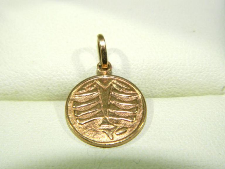zlota-okragla-zawieszka-z-pieknym-motywem-p585-stan-uzywany