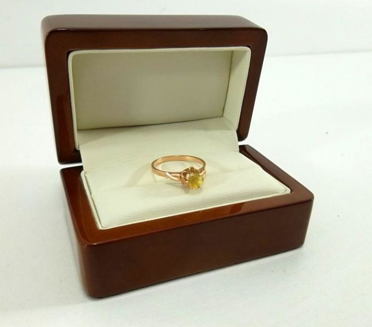 sliczny-zloty-pierscionek-z-zoltym-oczkiem-pr585-material-dominujacy-zloto