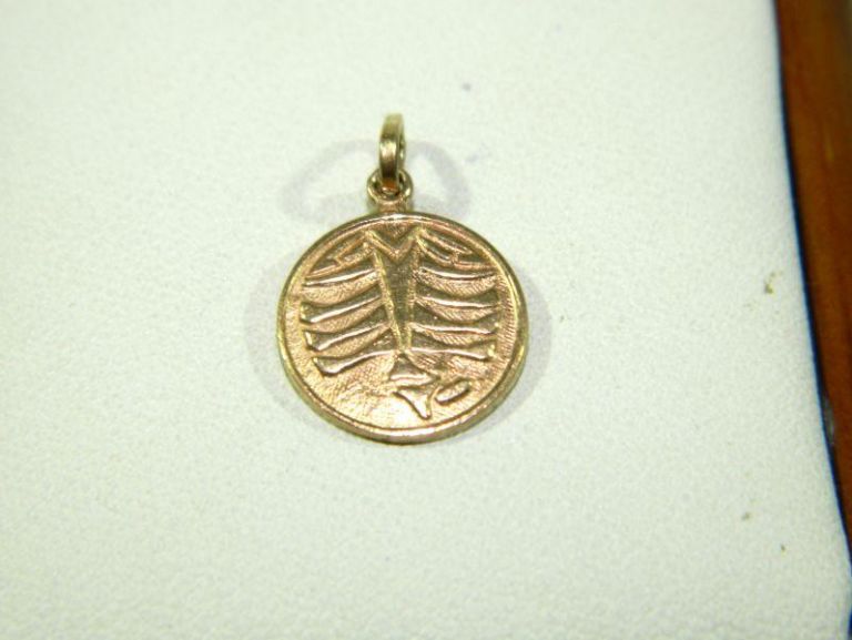 zlota-okragla-zawieszka-z-pieknym-motywem-p585-rodzaj-wyrob-jubilerski