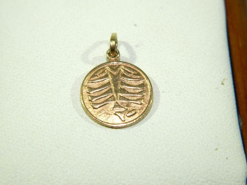 zlota-okragla-zawieszka-z-pieknym-motywem-p585-rodzaj-wyrob-jubilerski