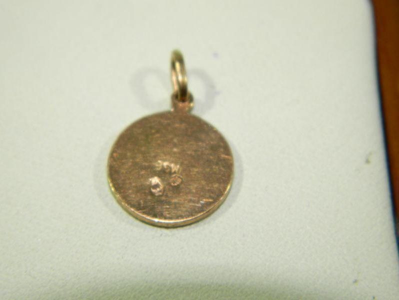 zlota-okragla-zawieszka-z-pieknym-motywem-p585-material-zloto