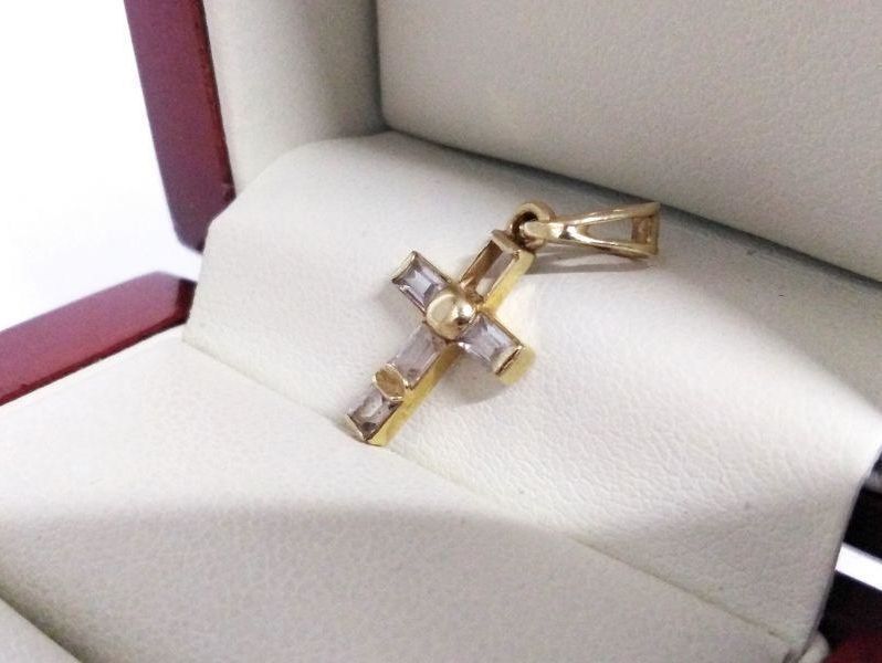 sliczny-zloty-krzyzyk-585-z-cyrkoniami-15-x-1-cm-kamienie-z-innym-kamieniem