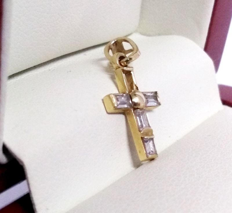 sliczny-zloty-krzyzyk-585-z-cyrkoniami-15-x-1-cm-stan-uzywany