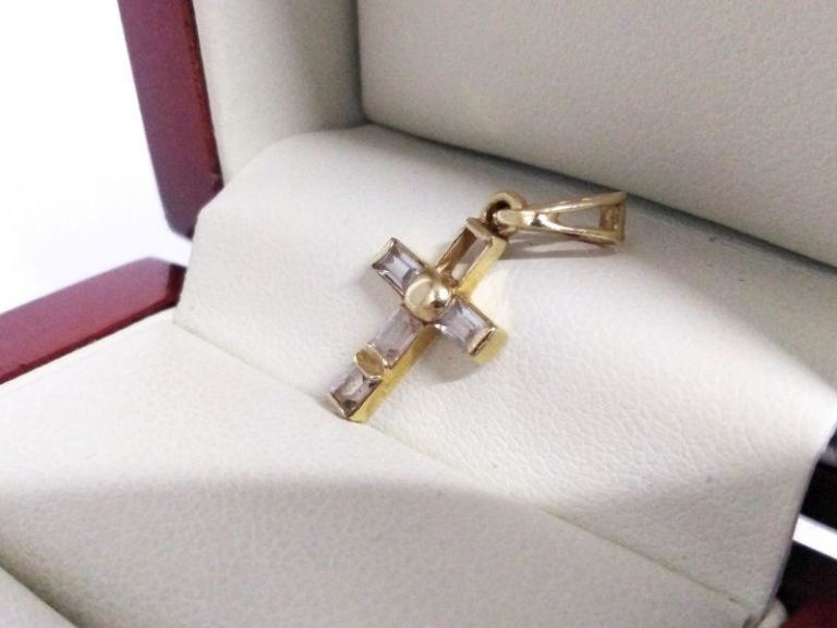 sliczny-zloty-krzyzyk-585-z-cyrkoniami-15-x-1-cm-kamienie-z-innym-kamieniem