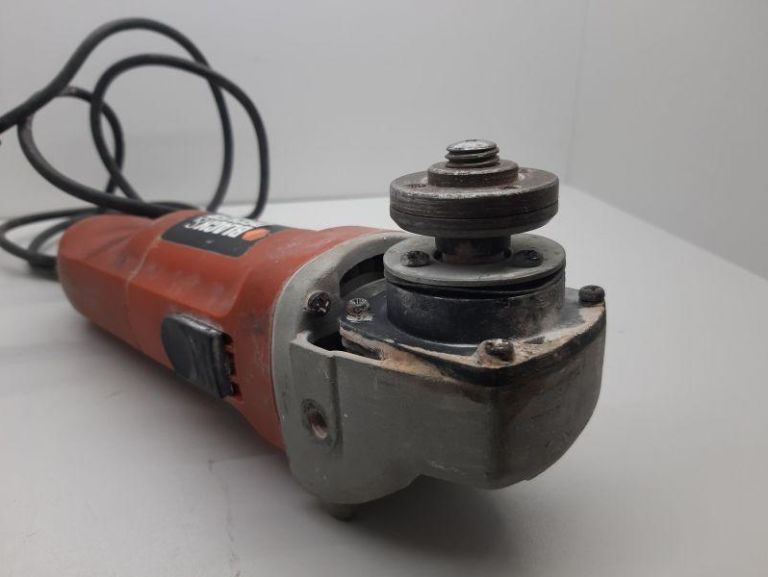 szlifierka-katowa-blackdecker-cd115-system-mocowania-materialu-sciernego-mocowanie-na-zacisk