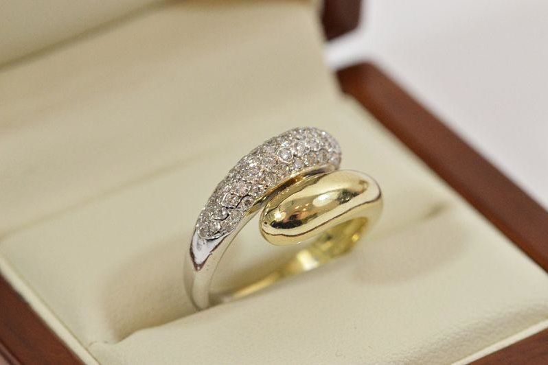 biale-i-zolte-zloto-18k-32-brylanty-18k-promocja-cechy-brak