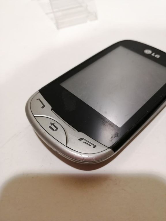 TELEFON LG T500 USZKODZONY