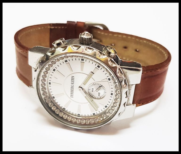 zegarek-dyrbergkern-ksztalt-koperty-okragla