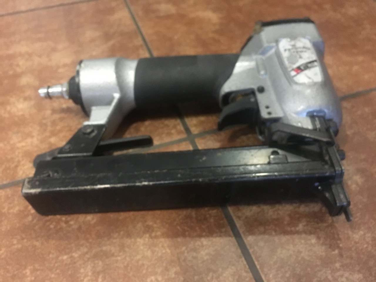 zszywacz-pneumatyczny-tools-od-loombard-stan-uzywany