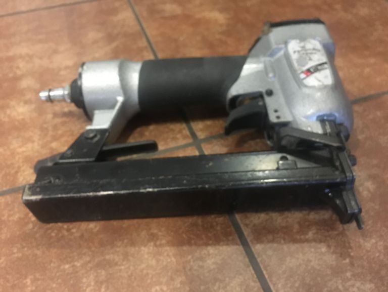 zszywacz-pneumatyczny-tools-od-loombard-stan-uzywany