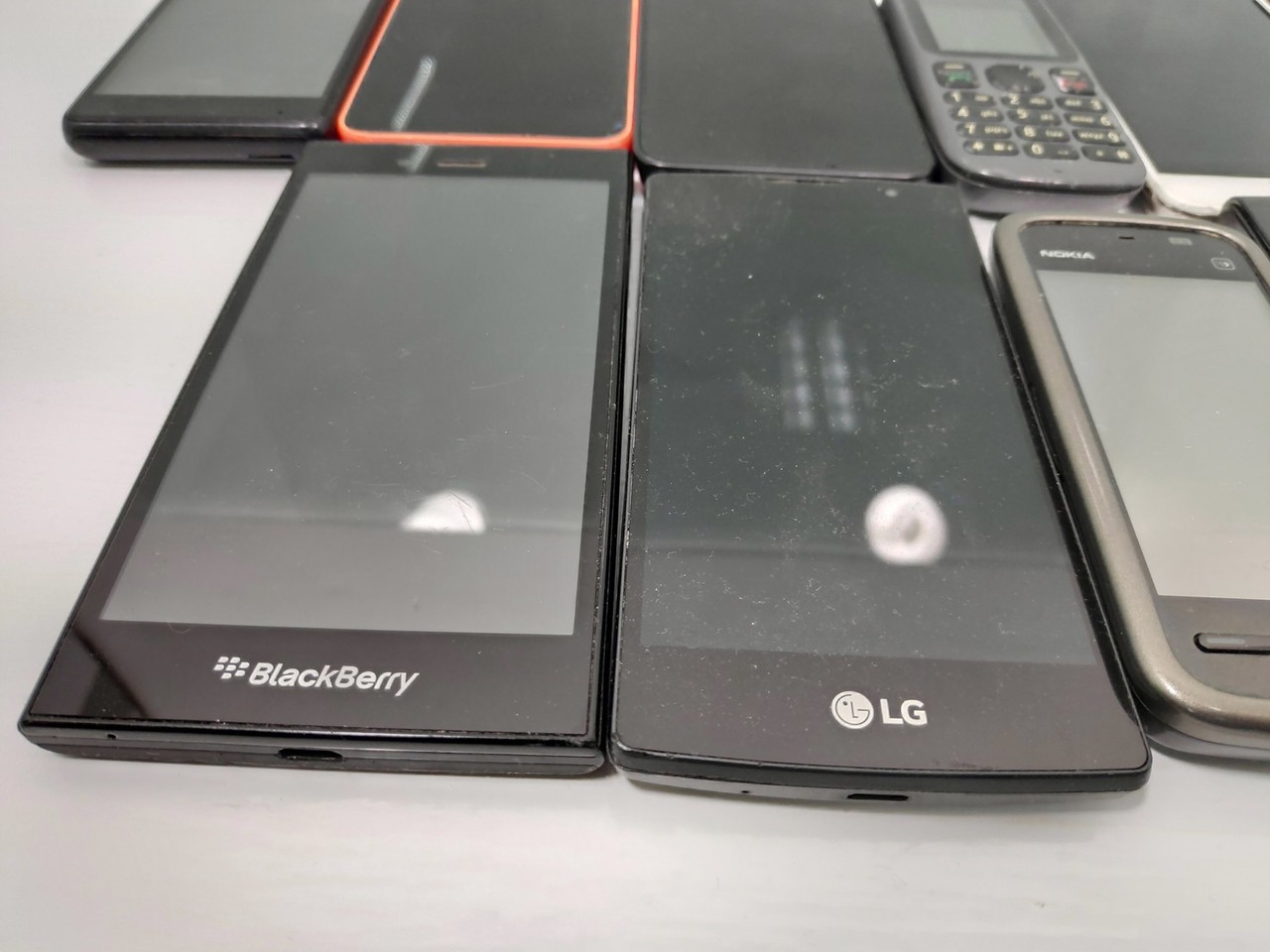 uszkodzone-telefony-kolor-wielokolorowy