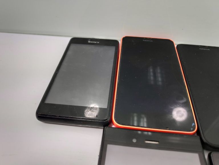 uszkodzone-telefony-typ-telefon-komorkowy