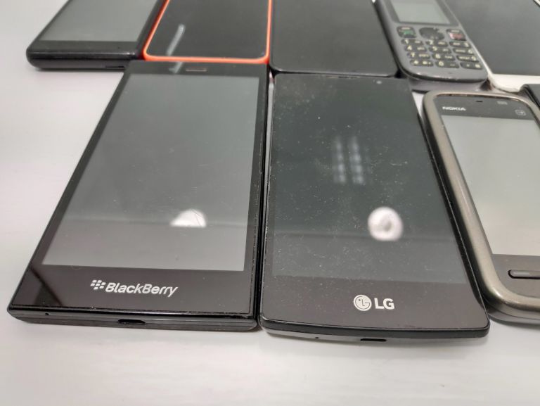 uszkodzone-telefony-kolor-wielokolorowy