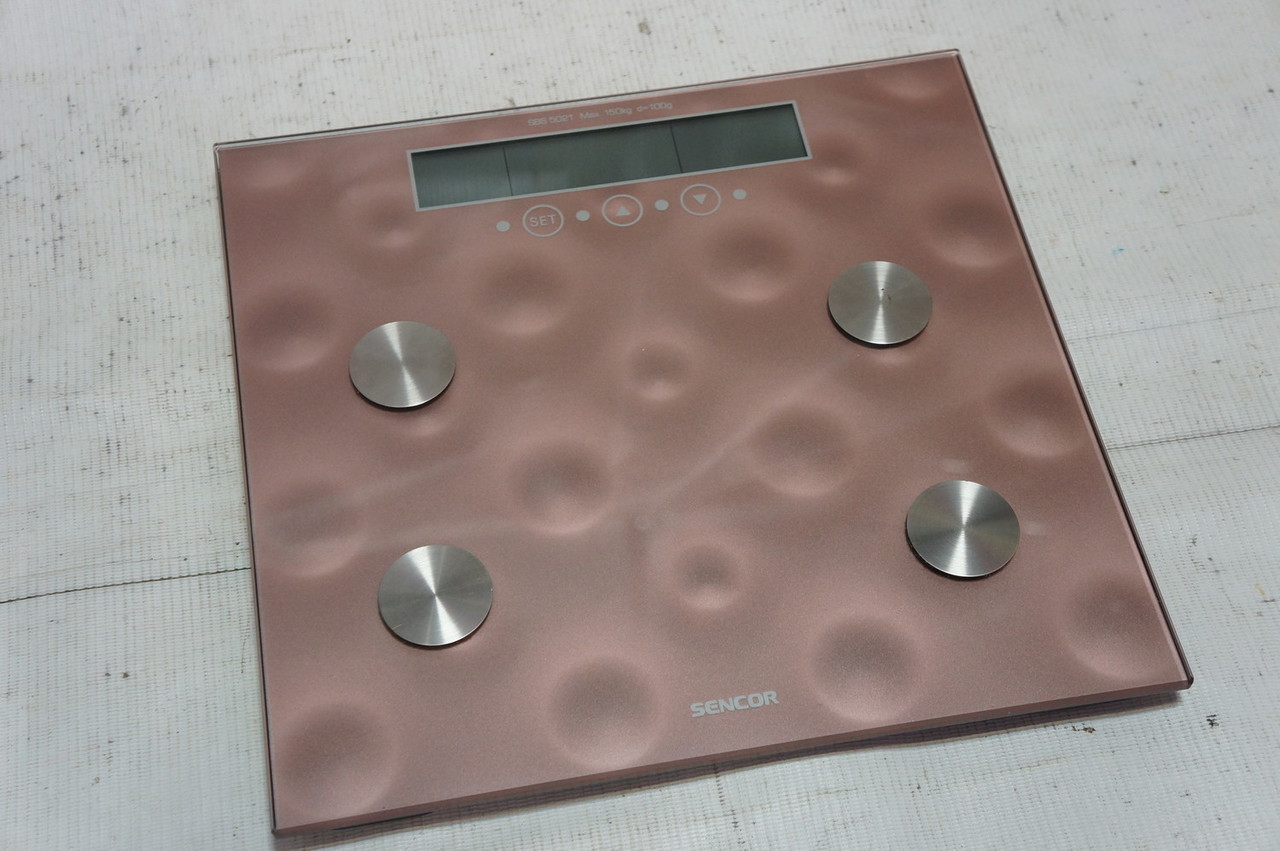 waga-lazienkowa-sencor-5021-material-platformy-szklo