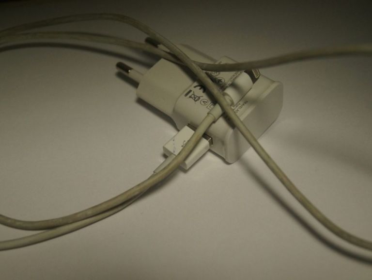 telefon-apple-iphone-se-16gb-ladowarka-kolor-srebrny