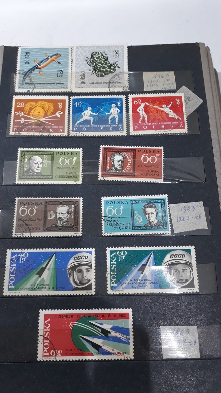 klaser-ze-znaczkami-od-1950-r-do-1975-rodzaj-mieszany