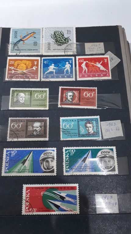 klaser-ze-znaczkami-od-1950-r-do-1975-rodzaj-mieszany