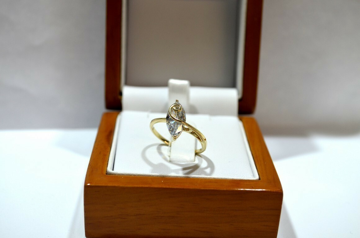 piekny-zloty-pierscionek-material-15835-2