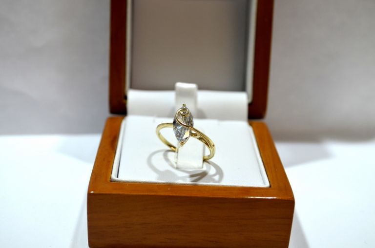 piekny-zloty-pierscionek-material-15835-2