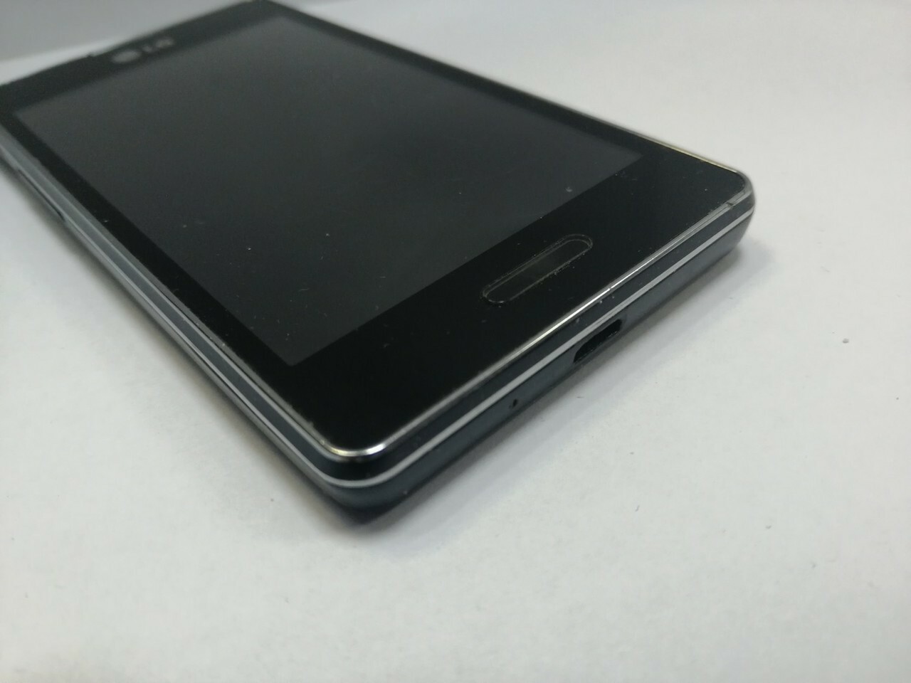 telefon-lg-400-uszkodzony-z-kolor-czarny