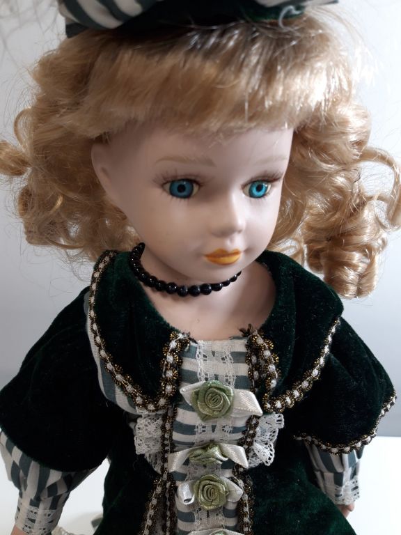 LALKA CERAMICZNA KOLEKCJONERSKA NA STOJAKU