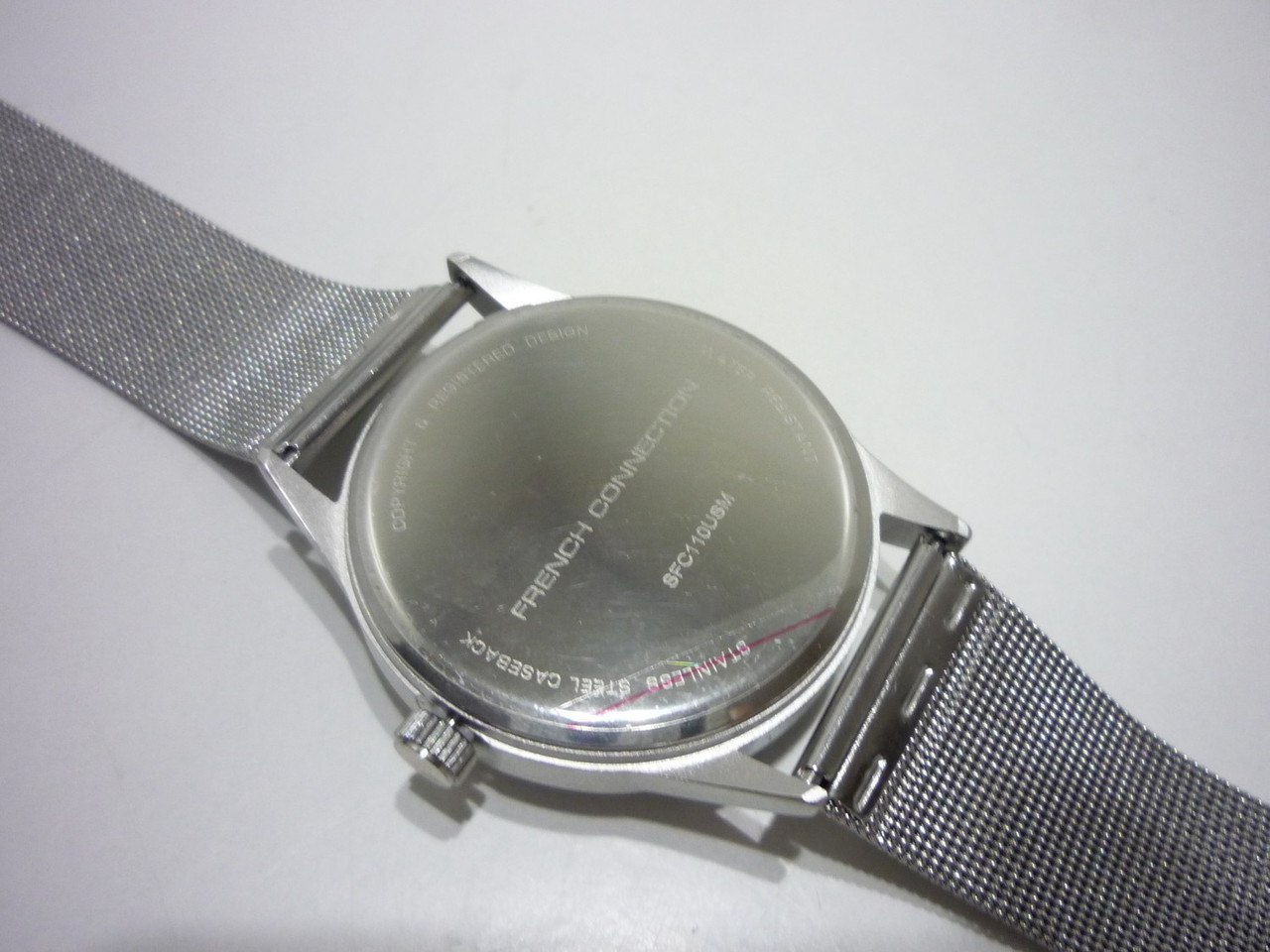 zegarek-french-connection-sfc110usm-ksztalt-koperty-okragla