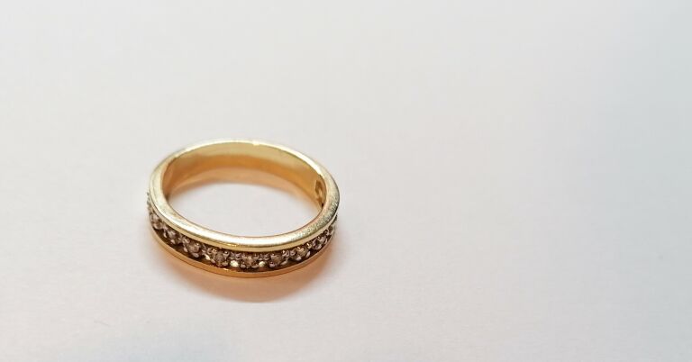 zloty-pierscionek-z-cyrkoniami-585-288-g-stan-uzywany