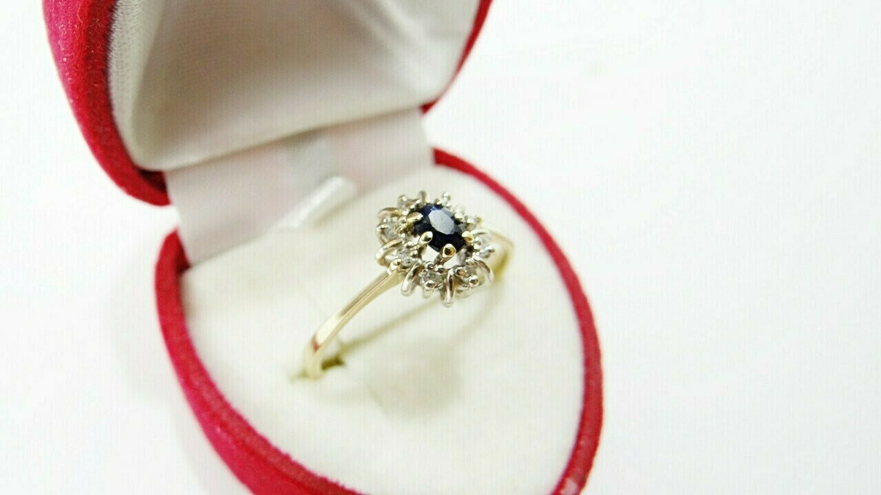 zloty-pierscionek-z-szafirem-i-diamentami-19r-stan-uzywany