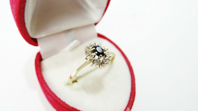 zloty-pierscionek-z-szafirem-i-diamentami-19r-stan-uzywany