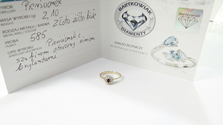 zloty-pierscionek-z-szafirem-i-diamentami-19r-kolor-dominujacy-zloty