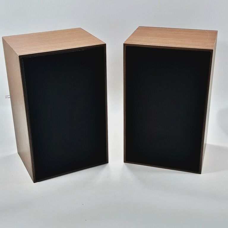 2-kolumny-vintage-plac-3-maja-6-sj-luban-kamp