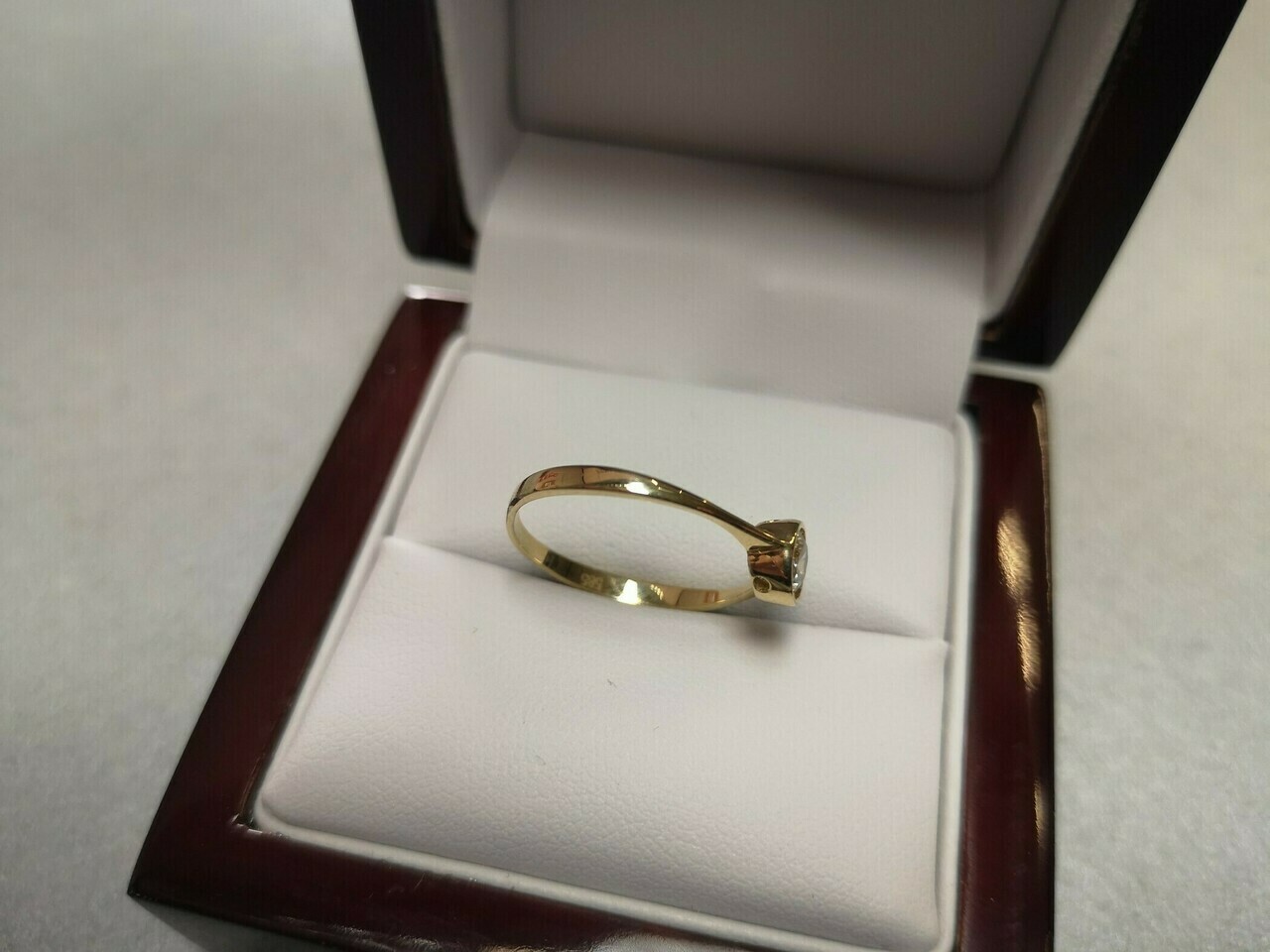 zloty-pierscionek-material-zloto