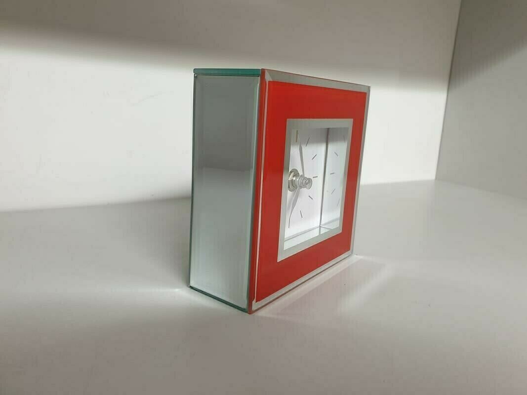 zegar-dekoracyjny-z-lustrzanymi-akcentami-czerwon-typ-stolowy