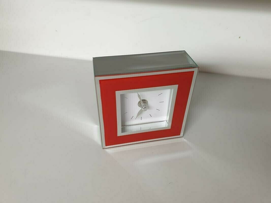 zegar-dekoracyjny-z-lustrzanymi-akcentami-czerwony-kod-produktu-088235485656