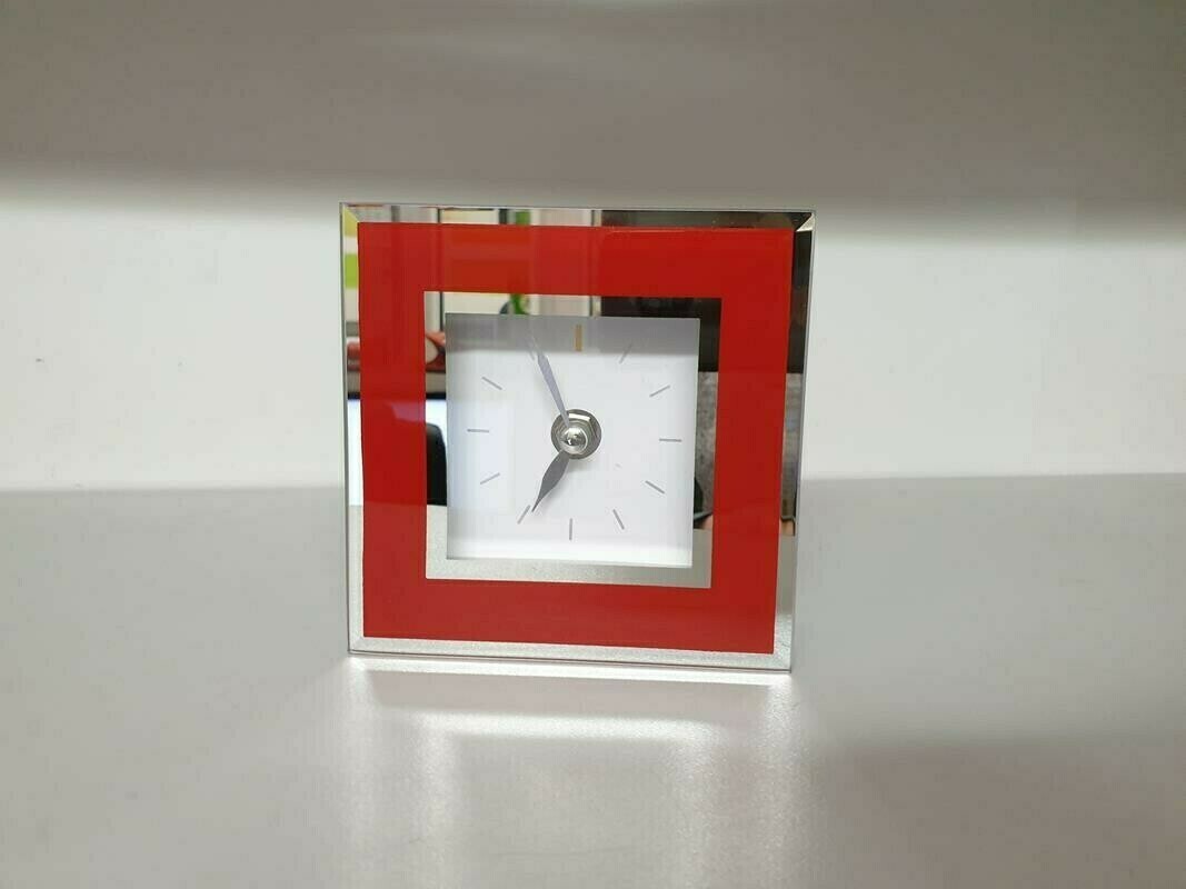 zegar-dekoracyjny-z-lustrzanymi-akcentami-czerwon-stan-uzywany