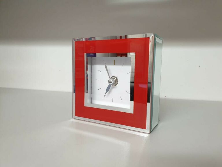 zegar-dekoracyjny-z-lustrzanymi-akcentami-czerwony-mickiewicza-20-mielec