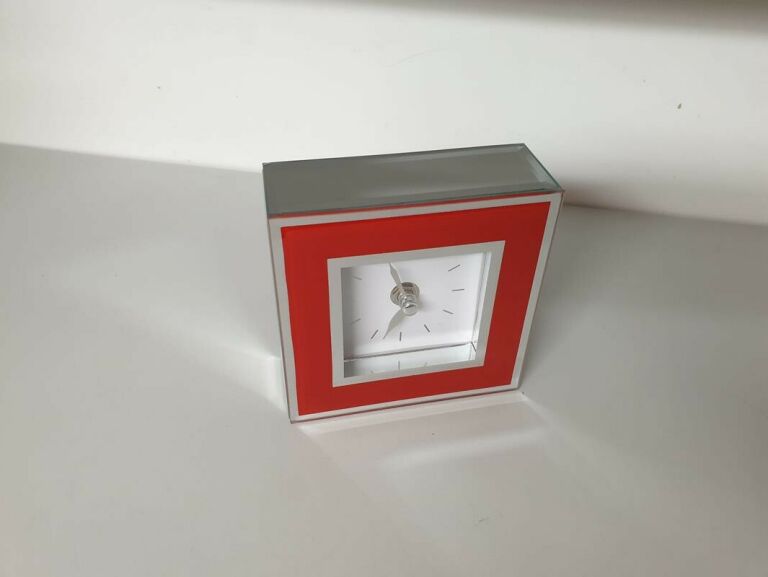 zegar-dekoracyjny-z-lustrzanymi-akcentami-czerwon-kod-produktu-088235485656