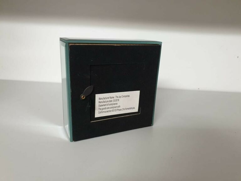 zegar-dekoracyjny-z-lustrzanymi-akcentami-czerwon-product-id