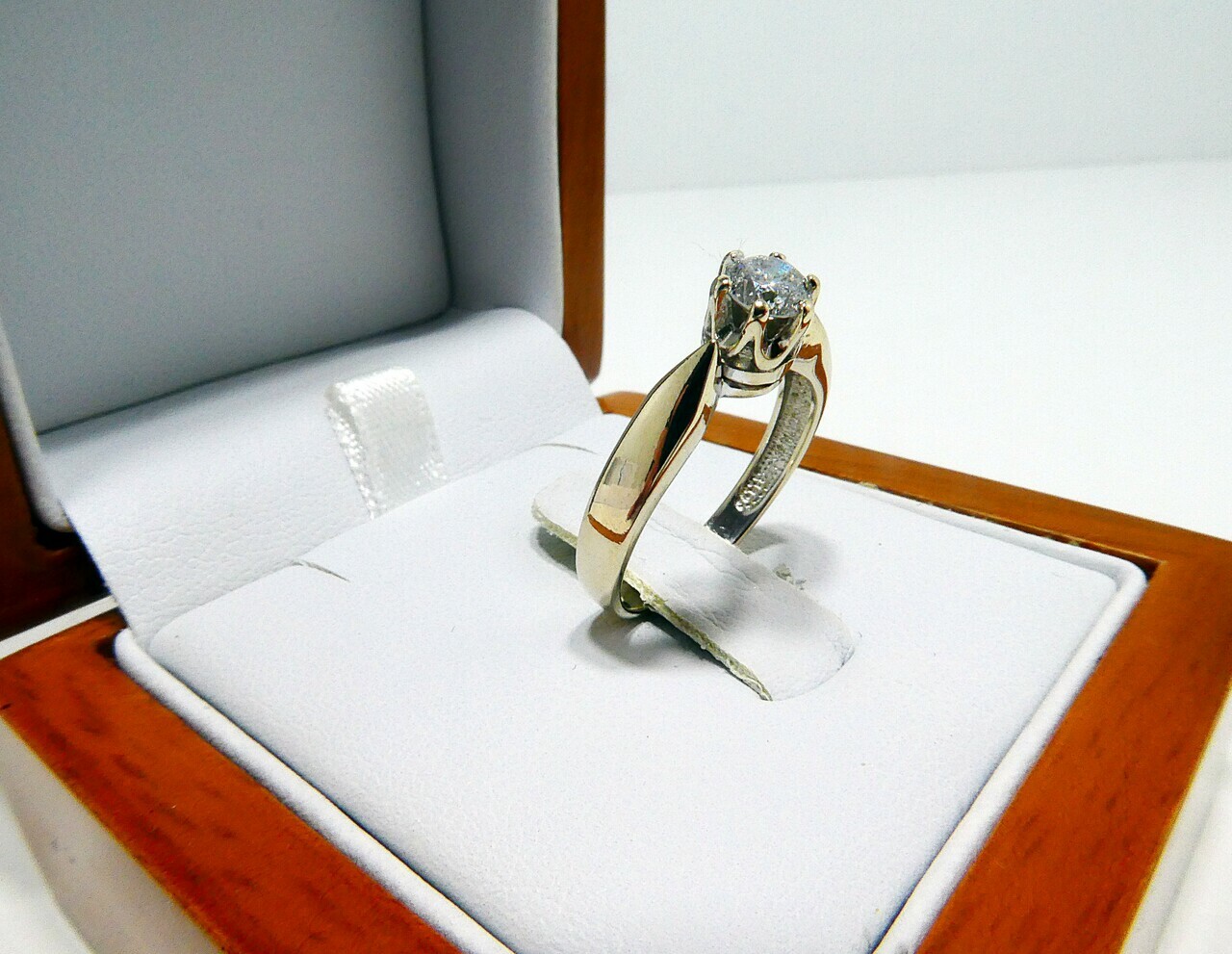 piekny-zloty-pierscionek-z-brylantem-232-g-585-r10-rodzaj-2205-2