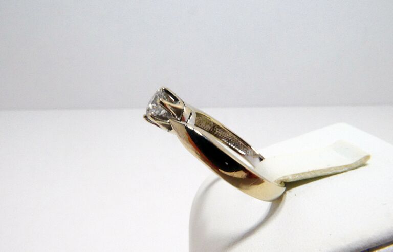 piekny-zloty-pierscionek-z-brylantem-232-g-585-r10-waga-001