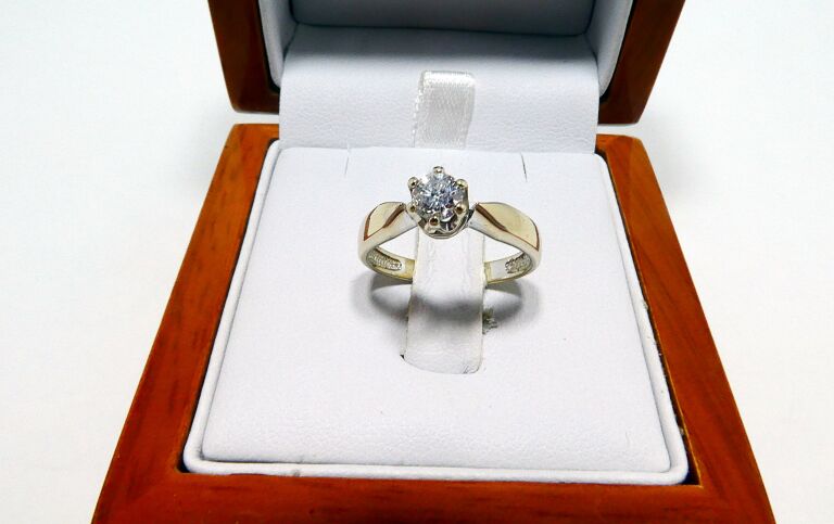 piekny-zloty-pierscionek-z-brylantem-232-g-585-r10-trocka-11-warszawa