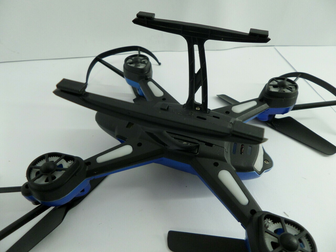 zdalnie-sterowany-dron-quadcopter-24-wiek-dziecka-10-lat