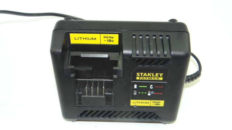 ŁADOWARKA STANLEY FATMAX 14.4-18V (201003008)