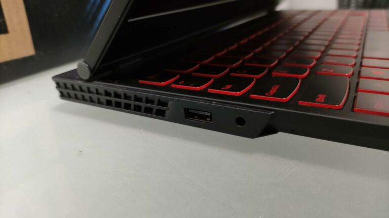 laptop-do-gier-lenovo-legion-y7000-2019-pg0-81t0-przekatna-ekranu-156